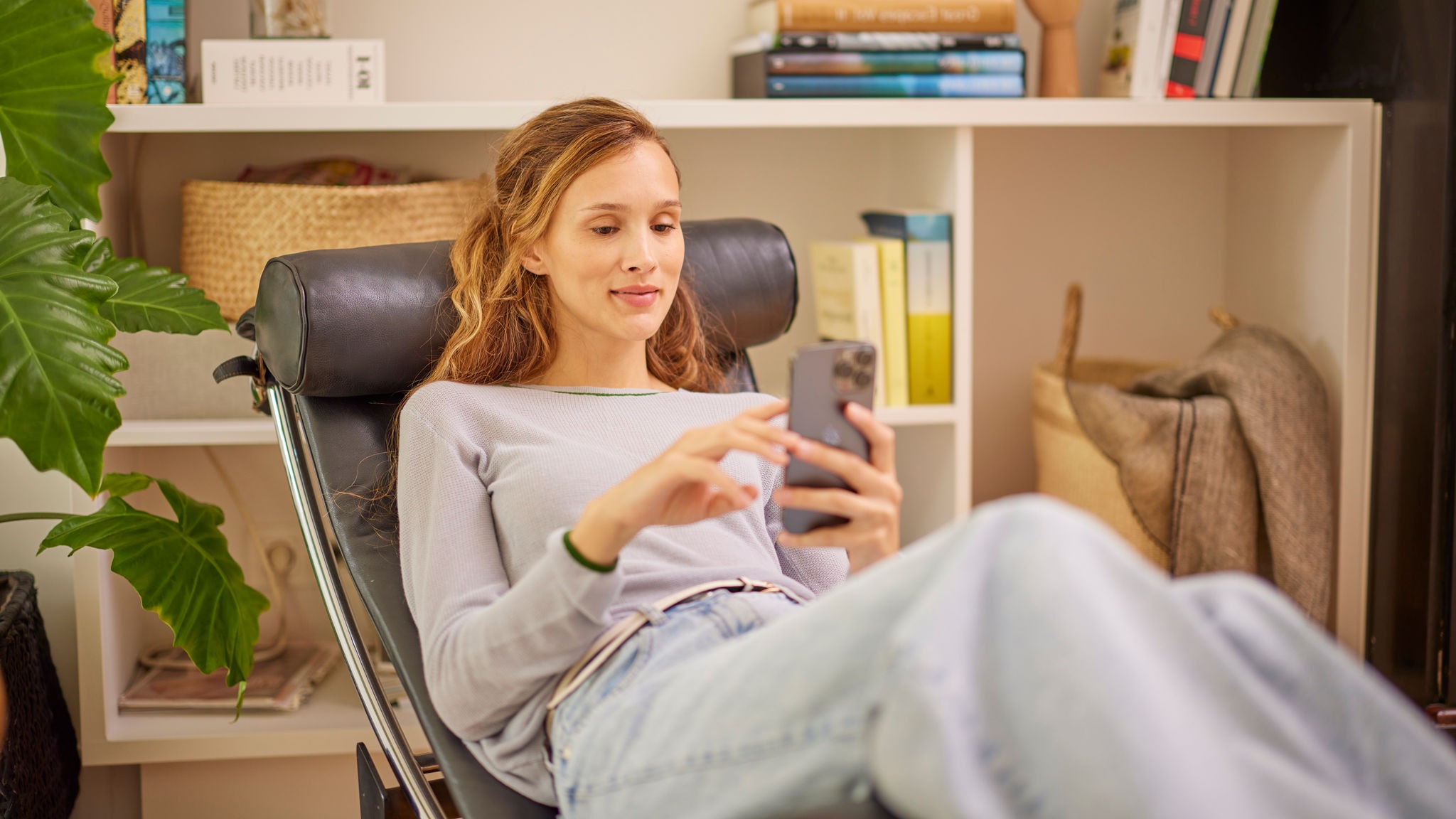 Huiseigenaar gebruikt de Onecta app om haar luchtreiniger te bedienen en zo de lucht binnen te zuiveren.